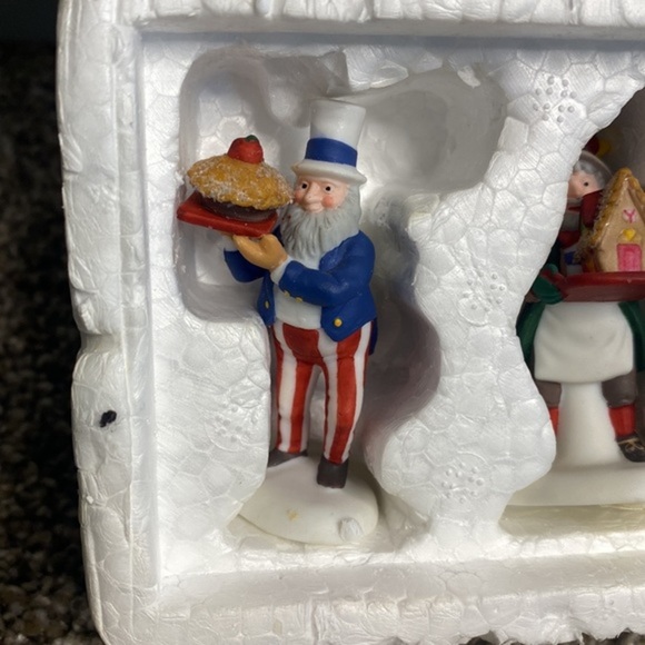 Department 56 "EARLY RISING ELVES" 4pc Christmas Village Accessory w/ Box #56369 - Picture 2 of 5